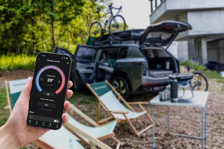 Aludni az elektromos autóban: Škoda Elroq kempingben, a telefonon a MyŠkoda Camp Mode