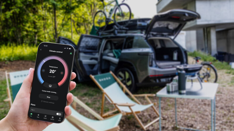 Aludni az elektromos autóban: Škoda Elroq kempingben, a telefonon a MyŠkoda Camp Mode