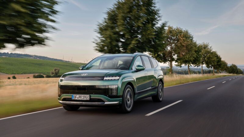 E-matrica elektromos autóval: elektromos SUV országúton