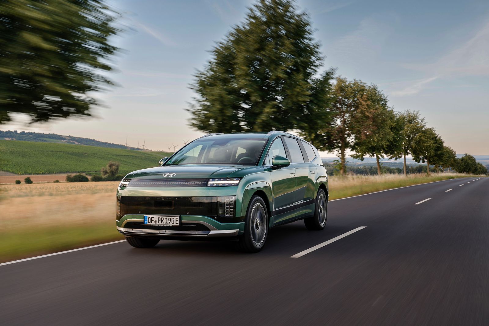 E-matrica elektromos autóval: elektromos SUV országúton