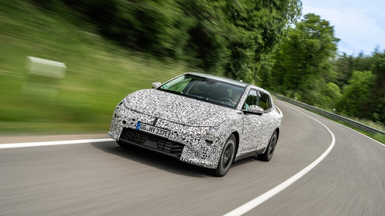 Használt elektromos autó akku állapota: álcázott Kia EV4 akkutartóssági teszten