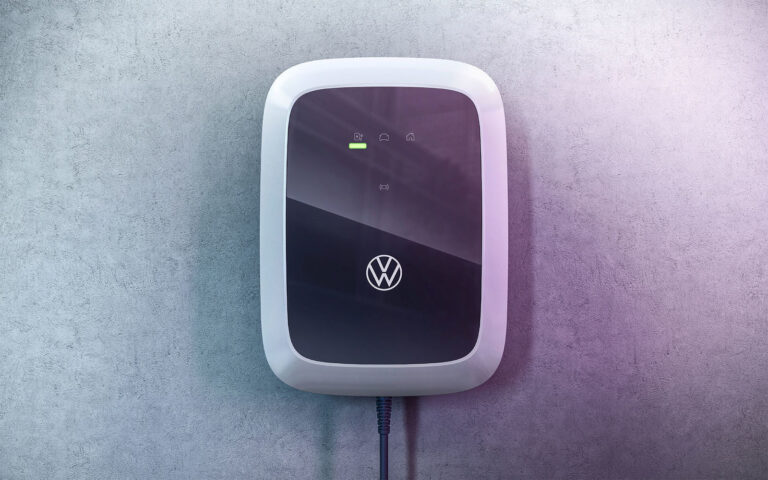 Társasházi töltő a garázsban: fali töltő (Volkswagen ID. Charger) betonfalon