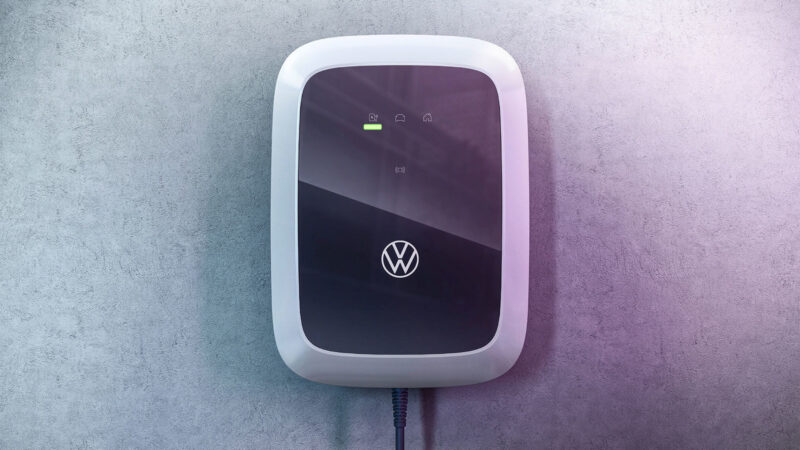 Társasházi töltő a garázsban: fali töltő (Volkswagen ID. Charger) betonfalon