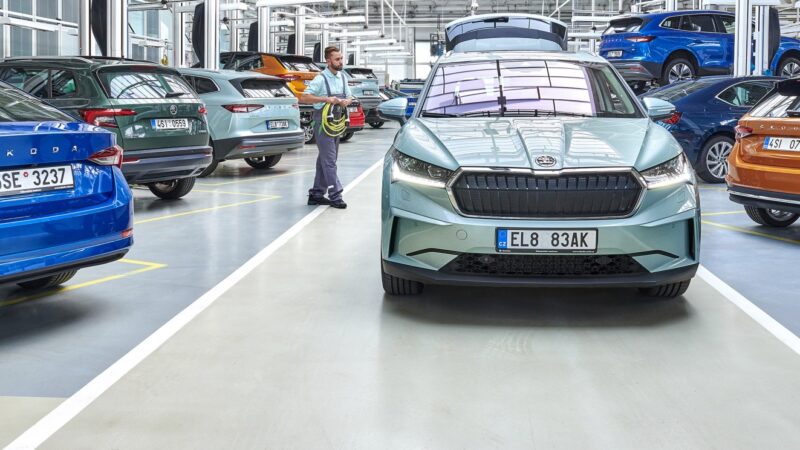 Elektromos autó műszaki vizsga: Škoda Enyaq iV egy szervizcsarnokban