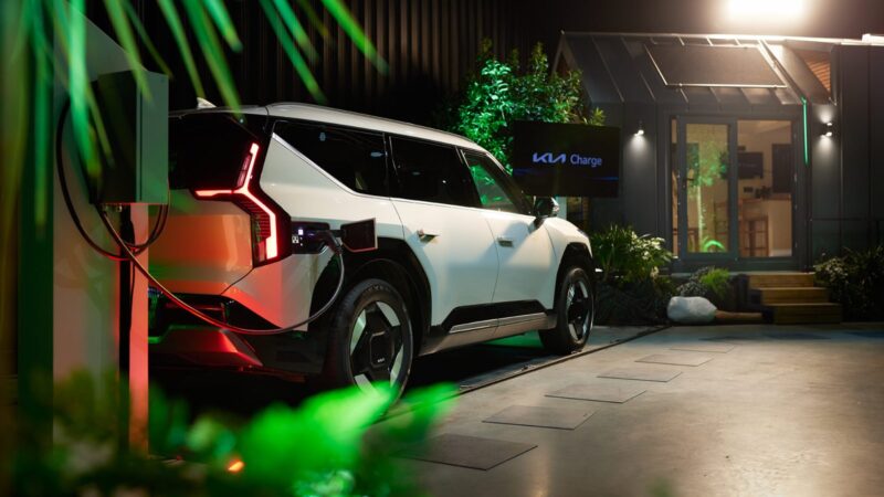 Elektromosautó-támogatás és adó 2026: elektromos autó otthoni töltés közben (Kia EV9)