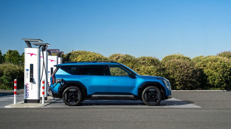 Elektromos autó töltés ára: elektromos SUV egyenáramú gyorstöltőn